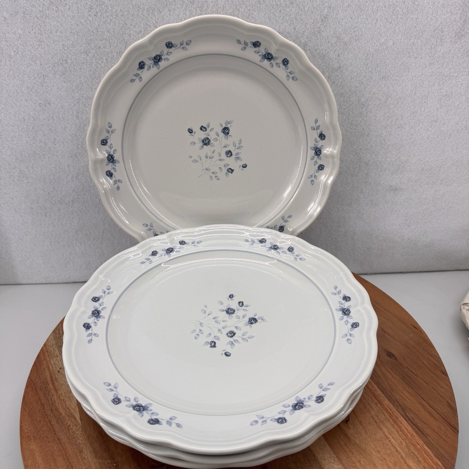 Pfaltzgraff Blue Rose 10-inch Dinner Plates Set of 4 Cottagecore Scalloped Floral Design