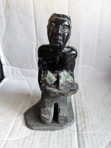 Insolita statuina tribale intagliata pietra marmo nero inginocchiata esemplare verde pietre - Foto 2 di 13