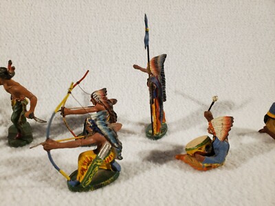ELASTOLIN COMPOSITION LOT D'INDIENS +COW-BOYS+TIPI ET FEU DE CAMP-JOUETS ANCIENS