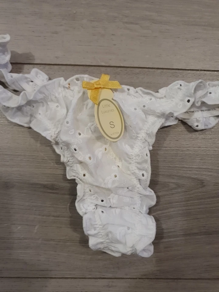 BNWT Vintage La Senza White Woven Broderie Thong Size Small - Image 3 of 4