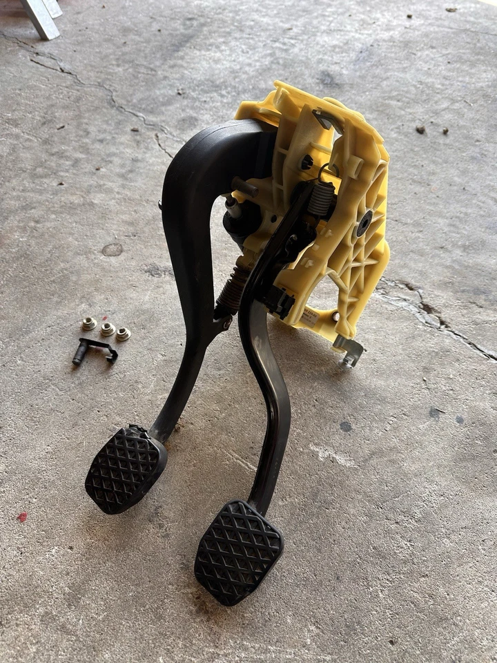 2004-2010 BMW E60 E63 530i 535i 545i 550i M5 M6 Manual Clutch Brake Pedal Box - Image 2 of 3