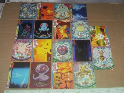 18 Topps 1999 Pokémon trading cards 2 holograph, base set & commons - Image 1 of 4