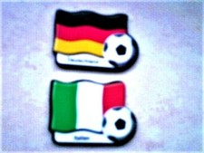 2 Magnet-Pins  Fußball,  Deutschland schwarz-rot-gold +  Italien grün-weiß-rot,
