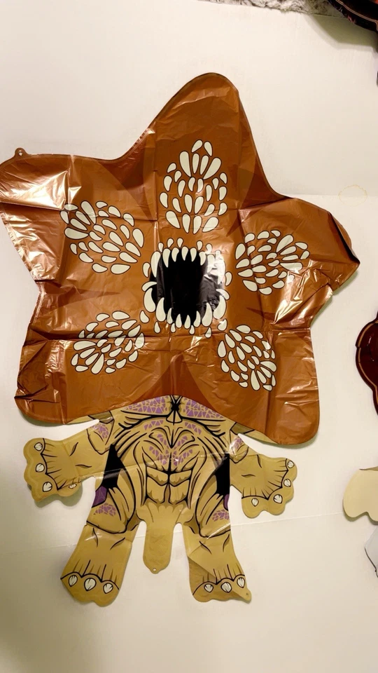 Suministros de fiesta de cumpleaños Stranger Things, juego de decoración con un telón de fondo más grande Foto 4 de 4