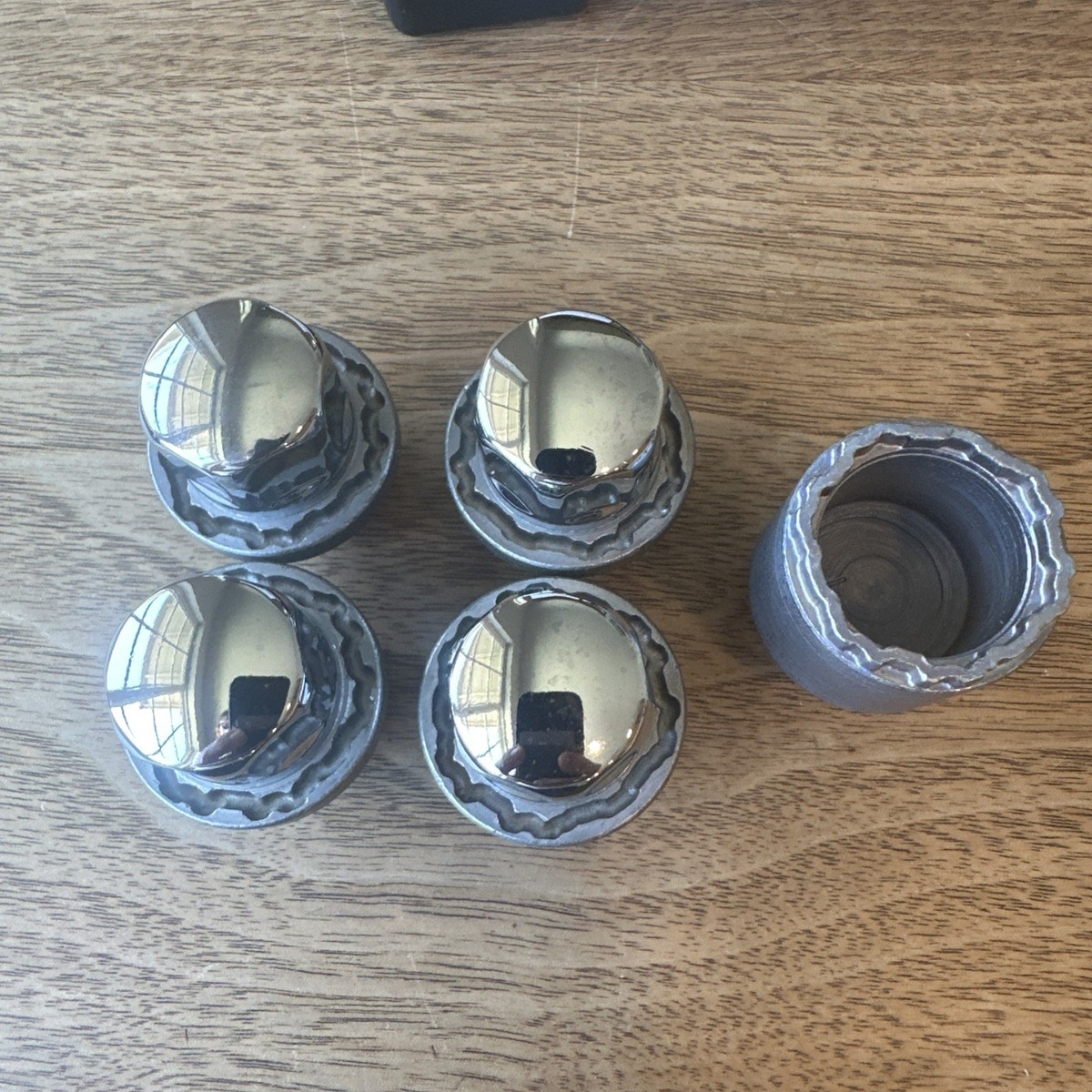 4588さま2059 Thatcham Wheel Lock Kit in Chrome One Key and Four Wheel Locks
