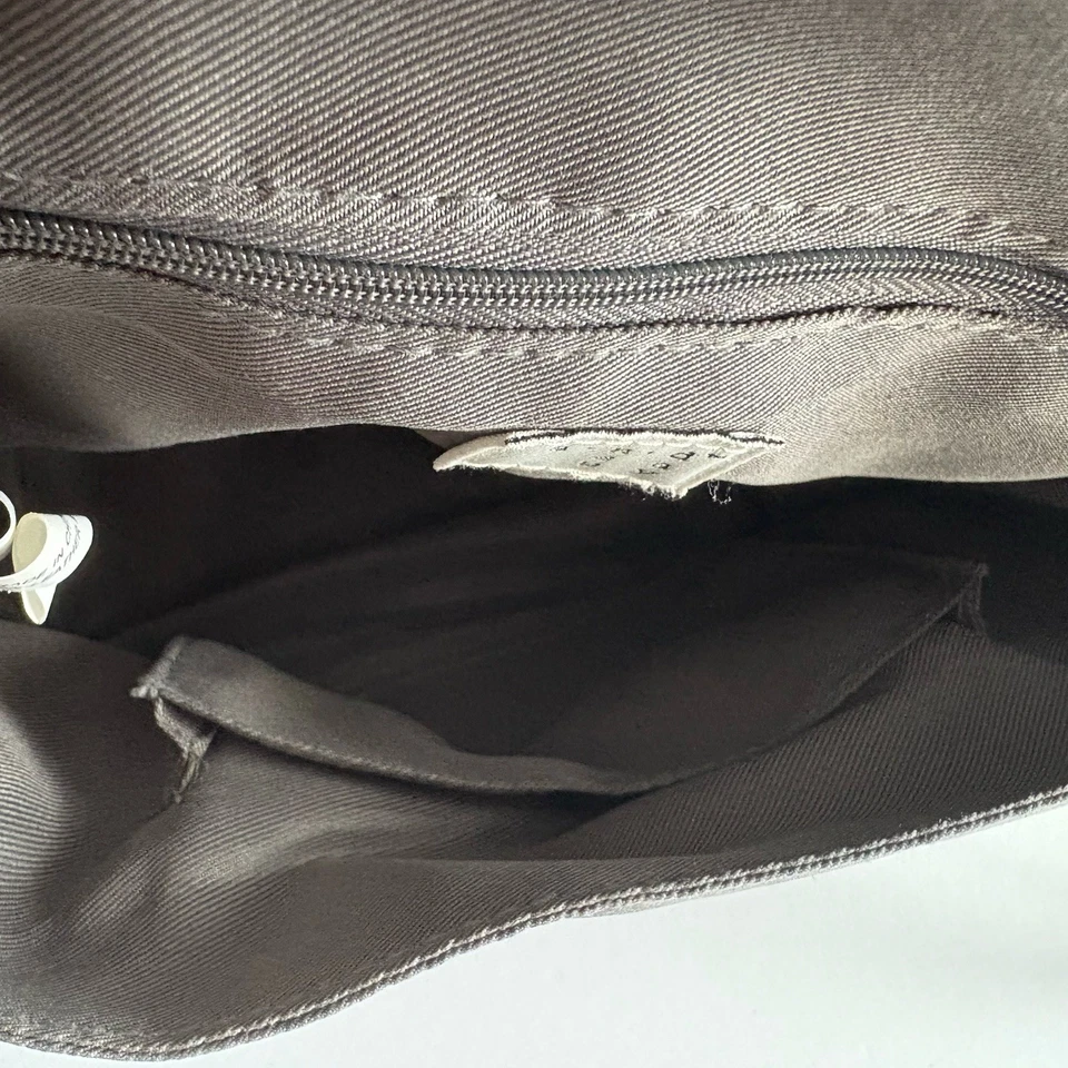 Bandolera Mochila Cartera Bolso de Mano Gris con Acentos Dorados y Correas Ajustables, 9.5"h Foto 3 de 4