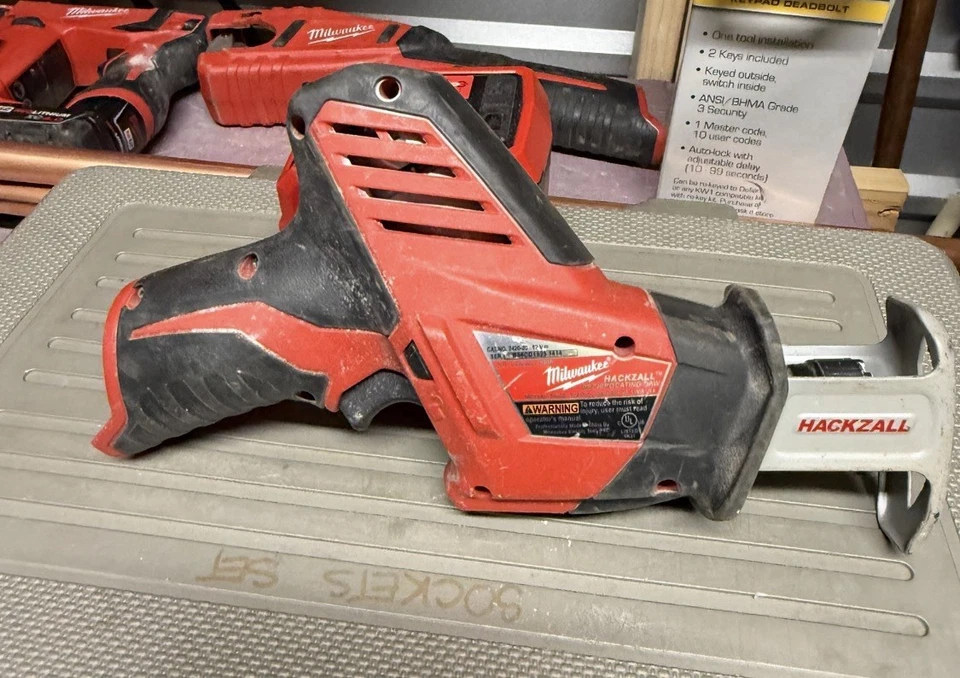 Sierra recíproca Hackzall MILWAUKEE - 2420-20 M12 (solo herramienta) usada funciona Foto 2 de 4
