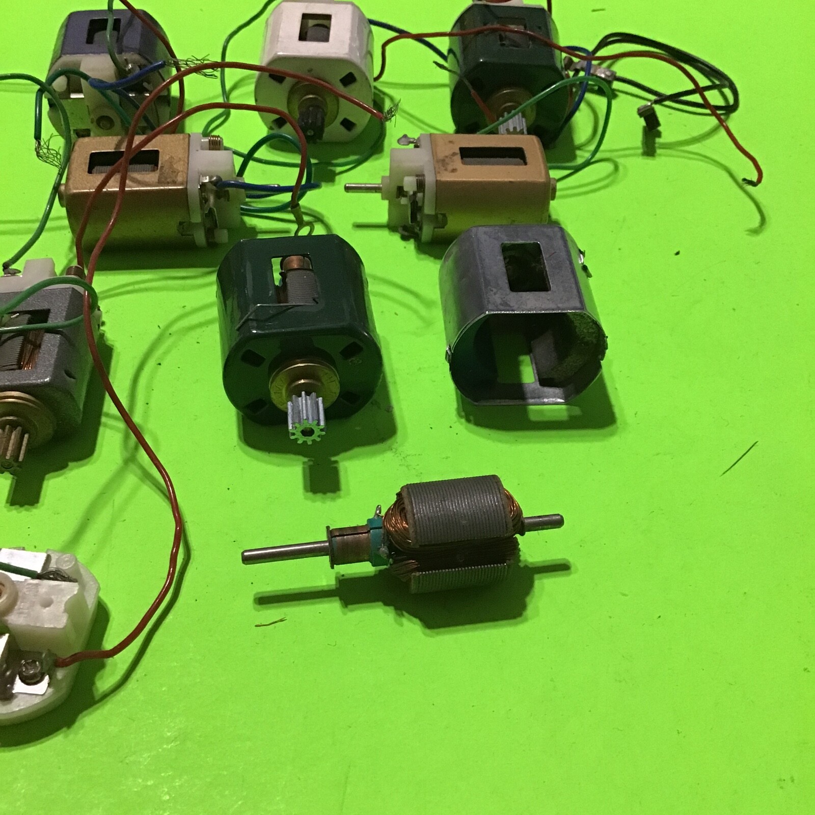 VINTAGE 10 PIECE GROUP ASSORTED SLOT CAR MOTORS & PARTS / UNTESTED