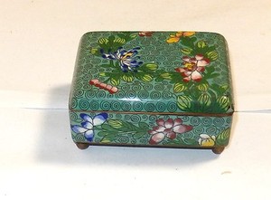 OLD CHINESE CLOISONNE GREEN ENAMEL FLORAL HUMIDOR FOOTED JAR BOX