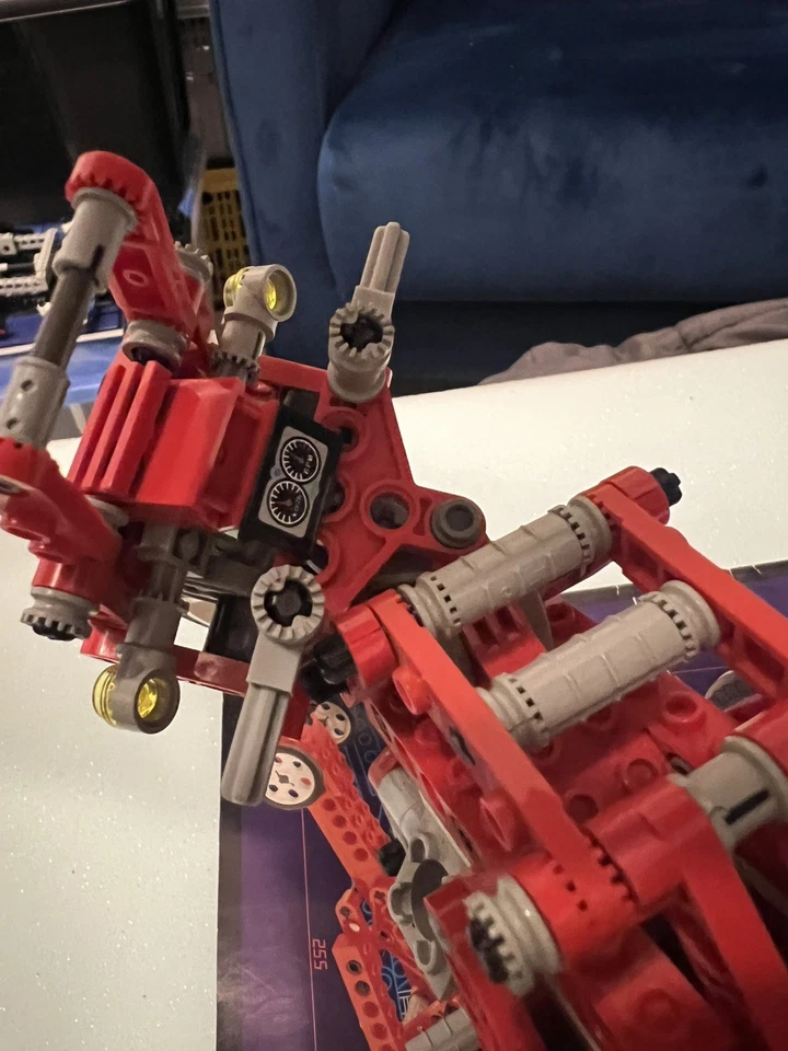 LEGO Technic 8422 Circuit Shock Racer / V-Twin Super Bike, photo 4 of 5
