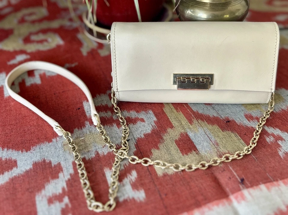 Bandolera pequeña de cuero para mujer Zac Posen en marfil con correa desmontable.  Foto 2 de 4