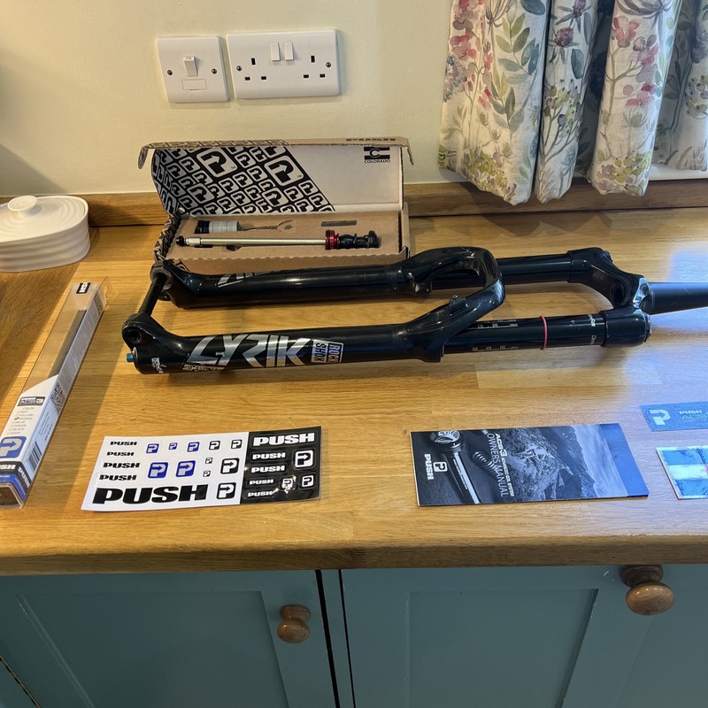 Rockshox Lyrik Ultimate 29” 160 mm travel. Upgraded With Push ACS3 spring coil.