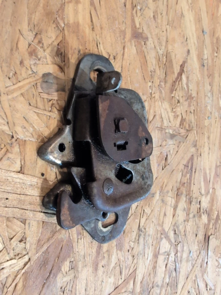 Chrysler Newport 1965-66 cierre de maletero Foto 3 de 4