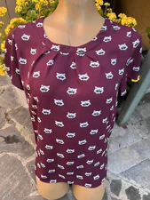 PLEIONE Burgundy Raccoon  Design Short Sleeve Top w/ Back 1/2 Zip - Women's S