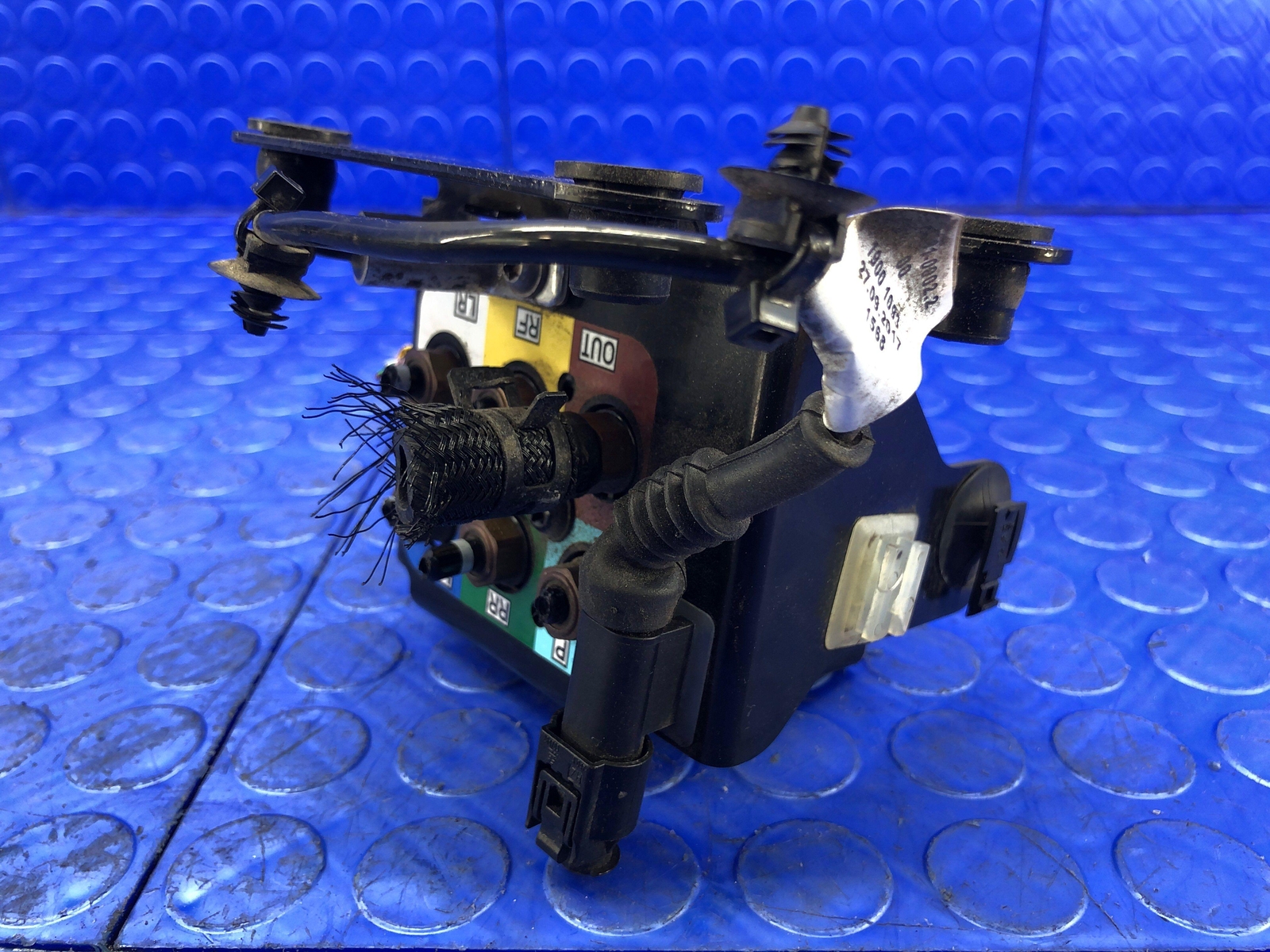 2017-2022 MASERATI LEVANTE OEM AIR RIDE SUSPENSION VALVE BLOCK 0670039247