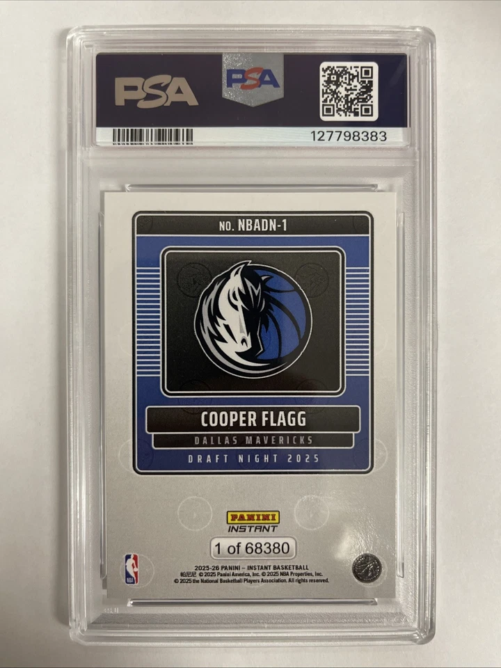 2025-26 Panini Instantáneo NBA Cooper Flagg #1 RC Rookie Draft PR/68380 PSA 10 (CANTIDAD) Foto 3 de 4