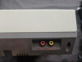 Nintendo NES Entertainment System Console w/2 Controllers & Zapper