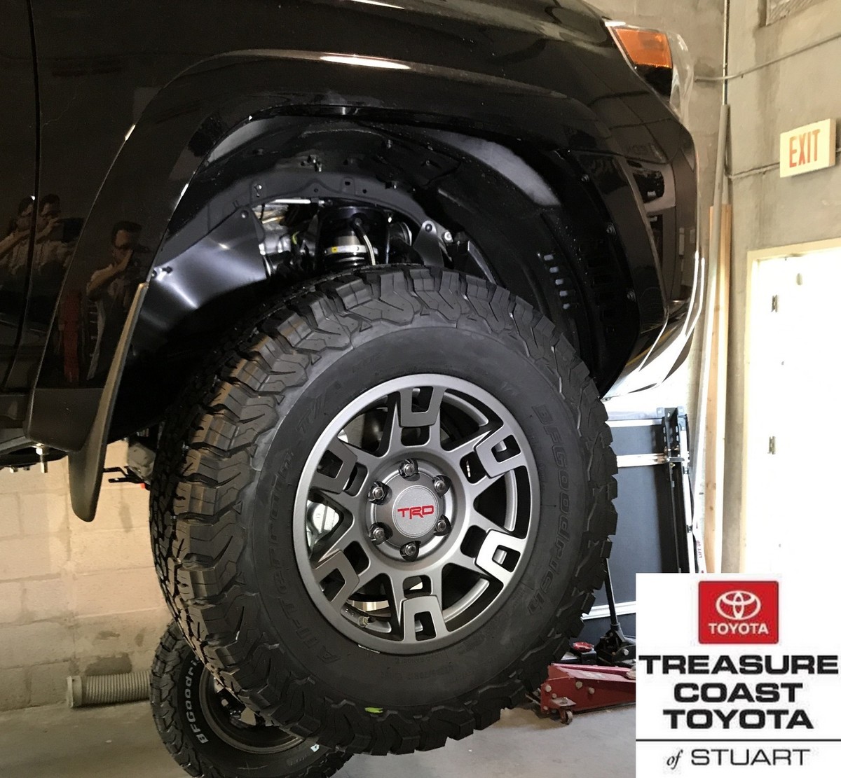 NEW OEM TOYOTA MATTE GRAY TRD ALUMINUM 17 INCH WHEEL 1 PIECE