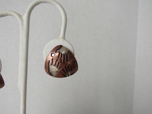 VINTAGE COPPER OVER STERLING NATIVE HAND PRINT SIGNED "RAY" POST EARRINGS - Picture 3 of 10