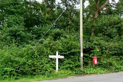 Foto 6x4 Richtungsschild und Briefkasten bei High Hurstwood c2012