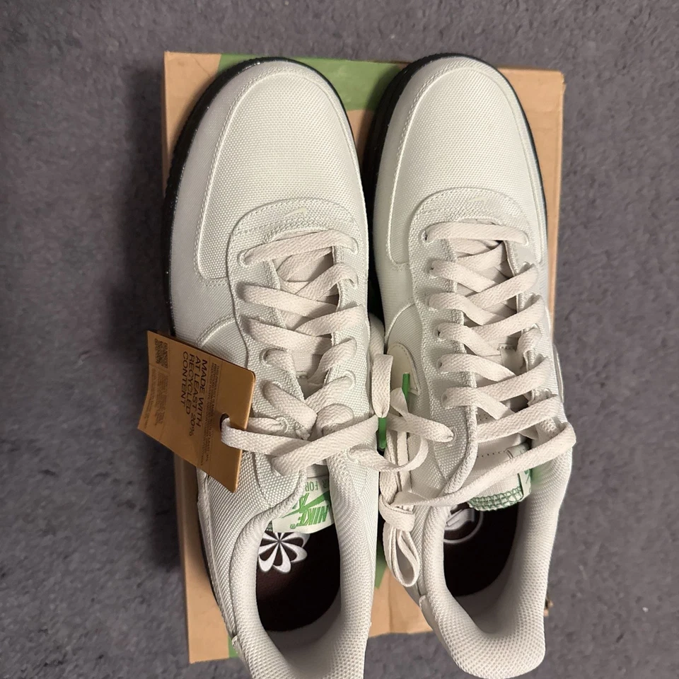 Tenis para hombre Nike Air Force 1 '07 LV8 Sea Glass negro clorofila Foto 2 de 4