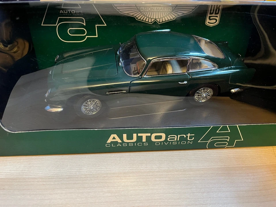 FREE SHIPPING!!  New AUTOart British Racing Green ASTON MARTIN DB5 1/18 - Image 2 of 4
