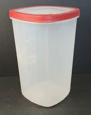 Rubbermaid Flex & Seal 1.1 GAL / 4.2 L Seal 'n Saver container with Lid 10" Tall