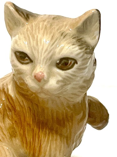 Cerámica Pequeña Jengibre Gato Lúdico Sentado Una Pata Naranja/Blanco 3""H 3""L 2""W - Imagen 7 de 8
