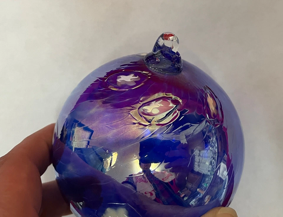 Adorno de Navidad de vidrio artístico bola remolino azul y blanco Foto 3 de 4