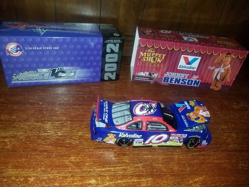 JOHNNY BENSON 2002 PONTIAC GRAND PRIX MUPPETS AUTOGRAPHED DIECAST - Picture 7 of 10