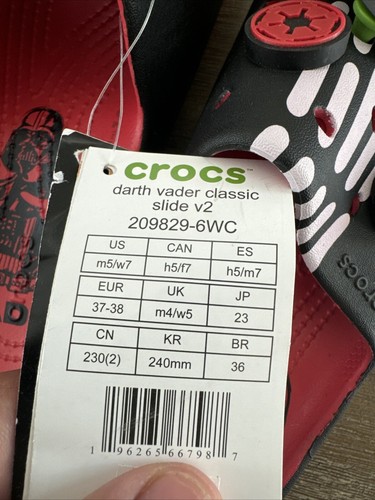 Nuovo sandalo CROCS STAR WARS DARTH VADER CLASSIC Voyager rosso EVA slide M5 W7 Glow - Foto 8 di 9