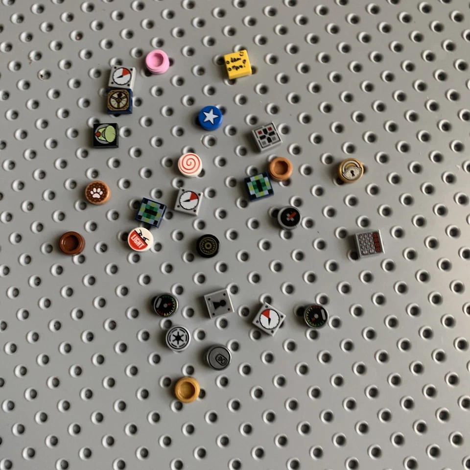 Lego lot of 26 pieces of 1x1 tiles square and round with printed decorations - Image 3 of 3