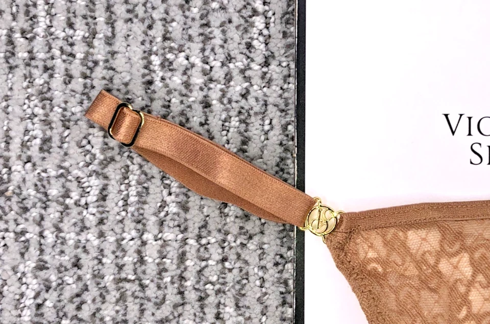 Victoria's Secret Muy Sexy Nuevo con Etiquetas Grande Bronceado Icono Encaje Tanga Ajustable Panty Logo Foto 4 de 4