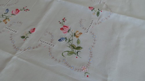 alte Tischdecke Mitteldecke bestickt Blumen Rosen ca. 83 x 85 weiß vintage - Bild 4 von 5