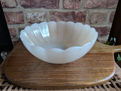 Vintage Arcopal Milchglas Schale mit gewelltem Rand, vermutlich 1970 produziert