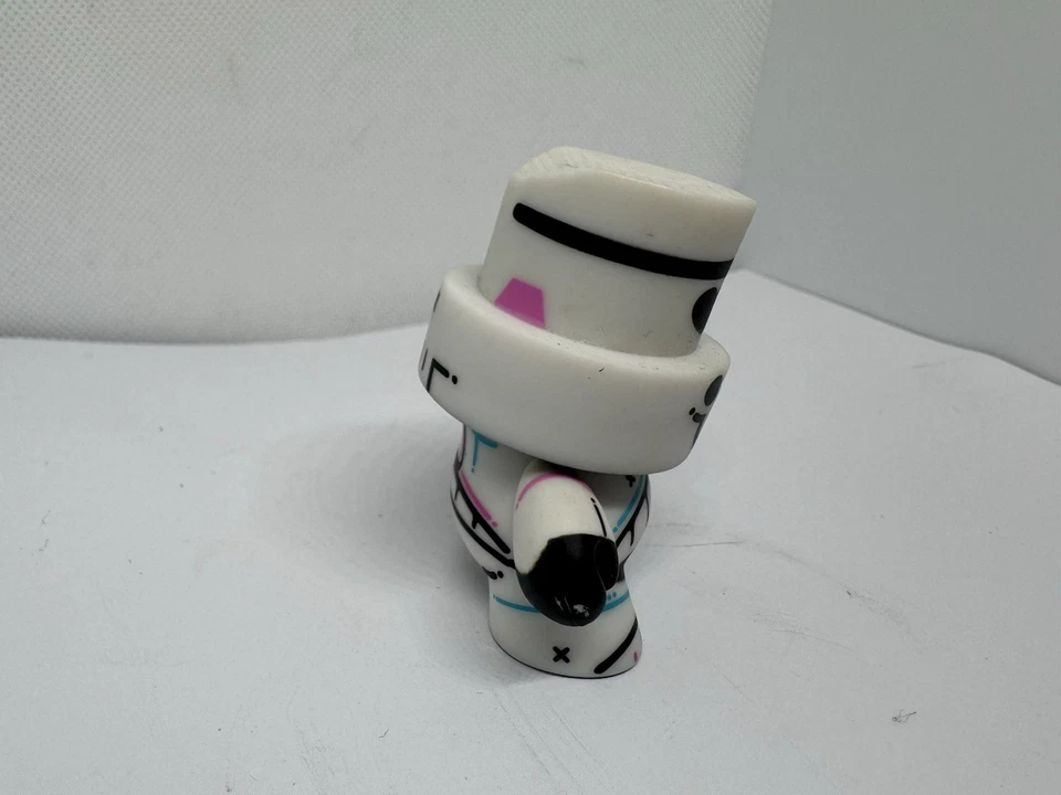 Kidrobot 脂肪帽系列 3 克罗姆白色风暴部队乙烯基人偶 — 第 2/4 张图片