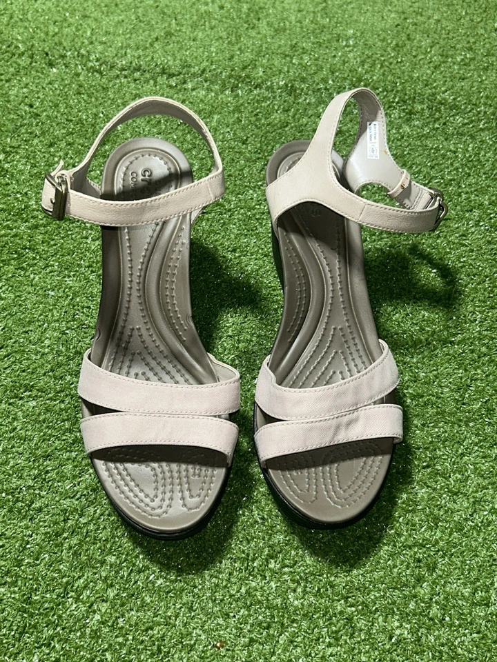 Sandalia Crocs Leigh II para mujer talla 9 beige correa al tobillo tacón de cuña plataforma zapatos Foto 2 de 4