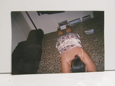 FOTOGRAFÍA ENCONTRADA DE COLECCIÓN COLOR ORIGINAL ARTE FOTO SEXY EMBARAZADA MUJER LATINA CAMA