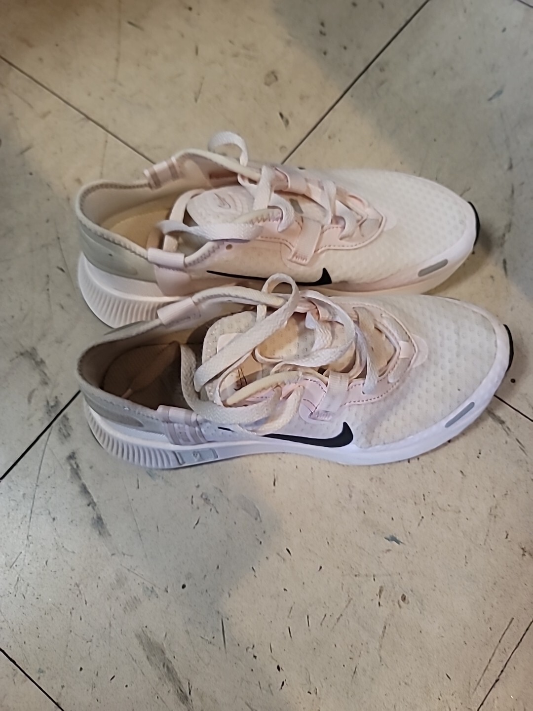 Nike Reposto Sneaker White/Pink-Photon Dust Woman US Running