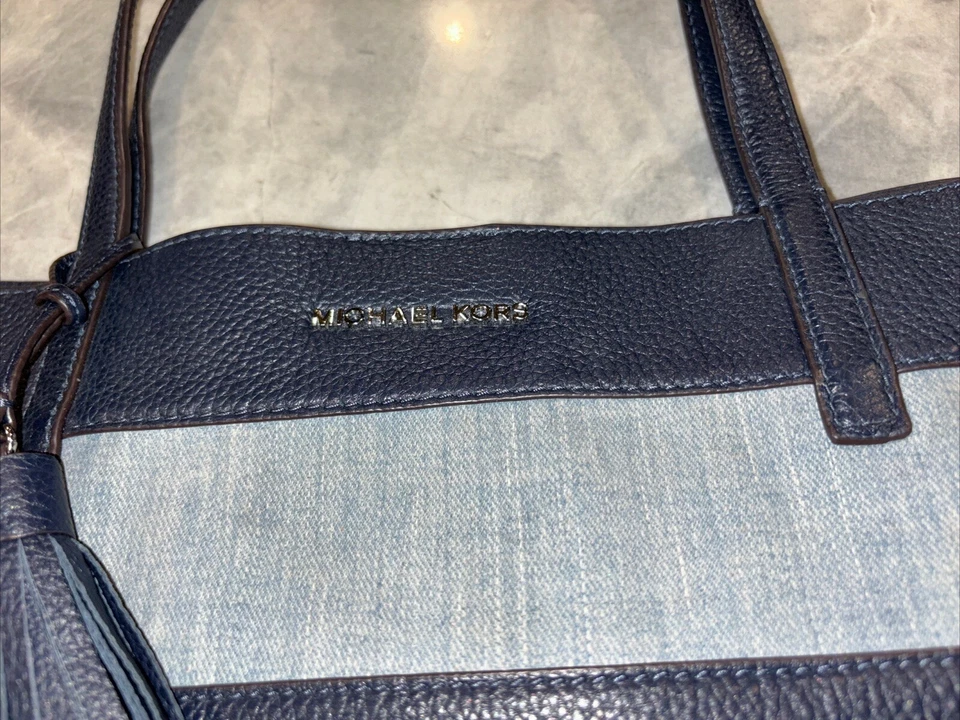 Bolso de Mano Michael Kors Snap Lg con Bolsa de Cuero con Cremallera. Rayas azul marino ligeramente usadas Foto 2 de 4