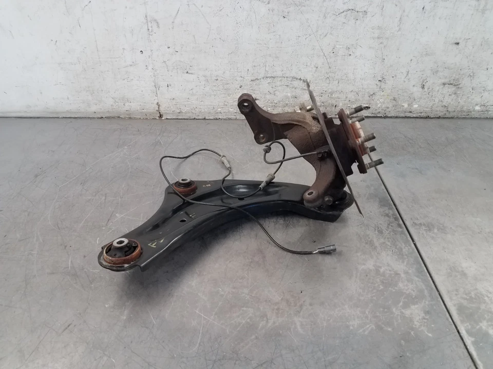 Nissan Juke Nismo RS 2014 buje delantero izquierdo brazos de control de nudillos #0361 Foto 2 de 4