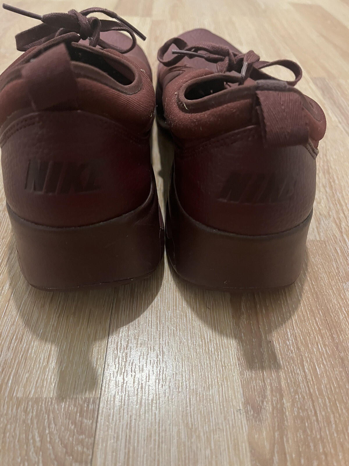 burgundy nike trainers
