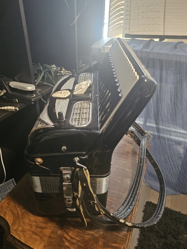 Винтажный итальянский аккордеон — титано — 34 клавиши / 72 бас-гитара - Изображение 4 из 4