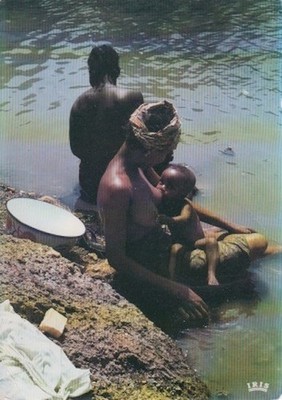 CPSM AFRIKA IN FARBEN - Junge Mutter stillt ihr Baby