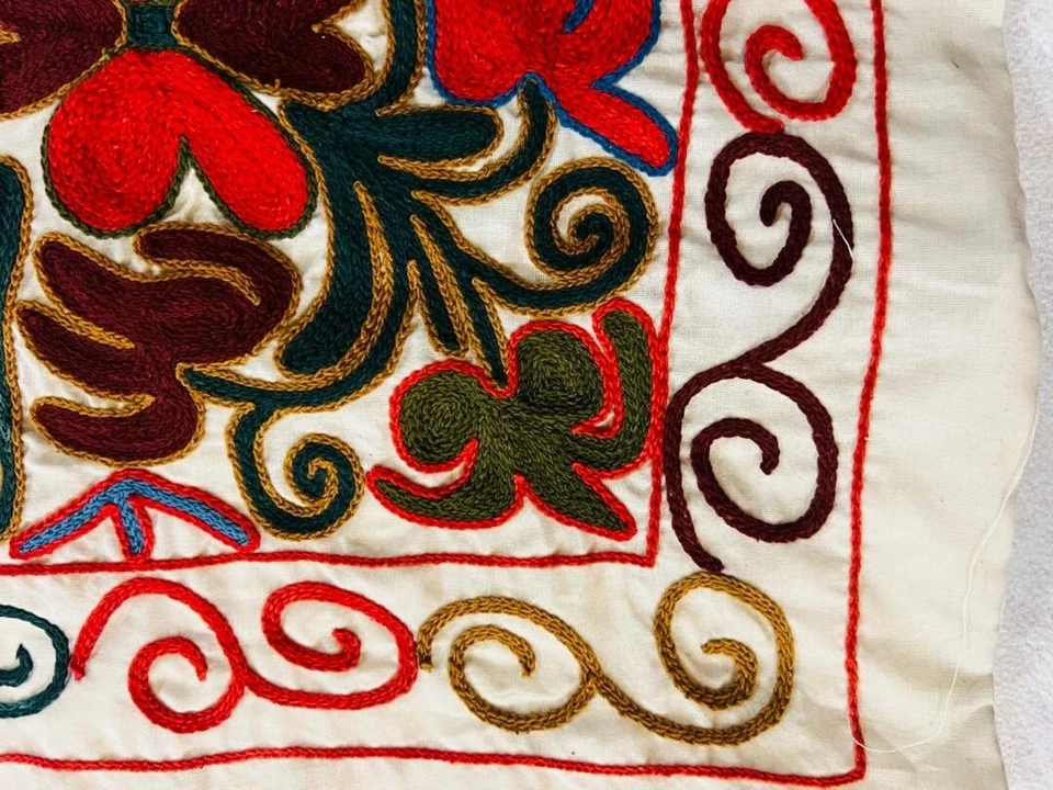 Uzbek suzani pillow cover,embroidered throw pillowcase, cushion cover, 19x18.5in - Image 3 of 4