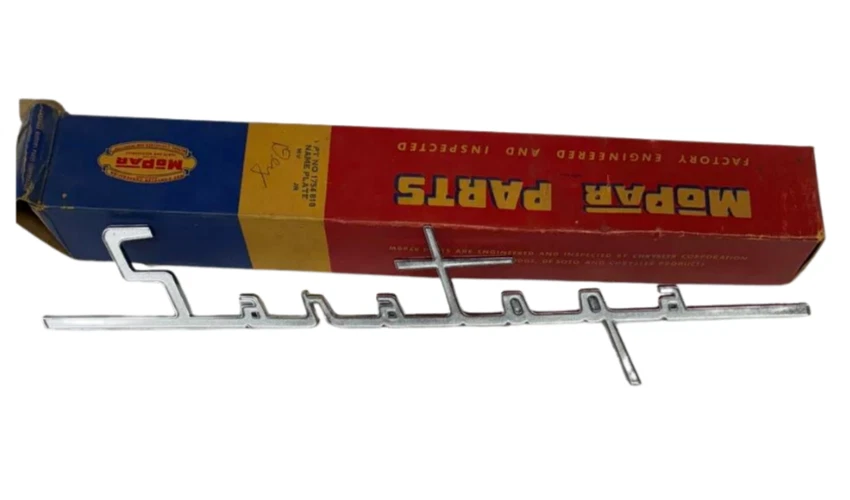 Chrysler Saratoga 1958 guardabarros delantero placa de identificación adorno emblema escritura 1754818 nuevo en stock Foto 2 de 4