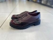 Tratti di donna francesina in pelle rossa bordo – design moderno e comfort eccez