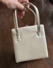 Borsa a mano stile scatola piccola, colorazione perlata con chiusura a scatto