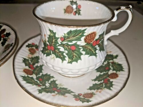 1 Rosina Queens footed cup and scalloped  3 saucers Yuletide- England - Picture 1 of 3