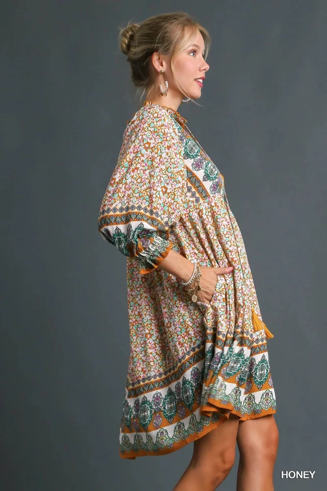 Vestido Umgee Miel Estampado Floral con Borde Volantes Cuello en V y Borla Corbata y Bolsillos Foto 3 de 4